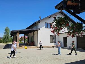 un grupo de personas jugando al fútbol en Căsuța din livadă, en Capu Cîmpului