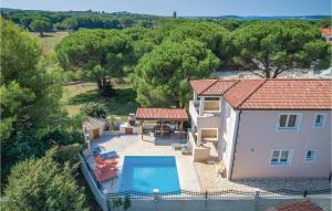 Bazén v ubytování Holiday Home Valbandon I nebo v jeho okolí + 37 fotografií