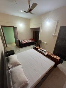 Postel nebo postele na pokoji v ubytování Hemalata Hilltop Residency Kamakhya + 14 fotografií