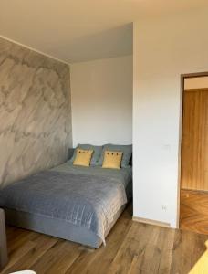 Postel nebo postele na pokoji v ubytování Dawna Mleczarnia Apartamenty SŁONECZNY