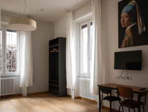 TV a/nebo společenská místnost v ubytování RRRapido Holy Suites and Rooms - Via Sardegna