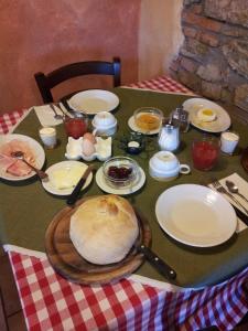 un tavolo con una grande pagnotta di pane su un tavolo di Agriturismo Cascina Ronchi a Palazzago