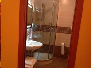 uma casa de banho com um lavatório e um chuveiro em Bed & Breakfast Federico II em Foggia