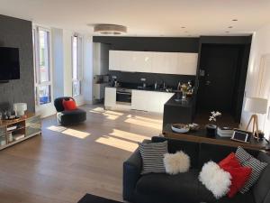 a living room with a couch and a kitchen at La petite Venise des Alpes, Ultra centre 1 à 5 Pers in Annecy