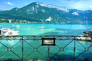 a view of a body of water with boats in it at La petite Venise des Alpes, Ultra centre 1 à 5 Pers in Annecy