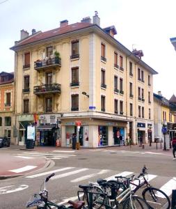 a group of bikes parked in front of a building at La petite Venise des Alpes, Ultra centre 1 à 5 Pers in Annecy