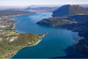 an aerial view of a large lake in the mountains at La petite Venise des Alpes, Ultra centre 1 à 5 Pers in Annecy