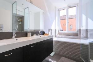 a bathroom with a sink and a mirror and a window at La petite Venise des Alpes, Ultra centre 1 à 5 Pers in Annecy