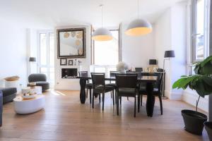 a living room with a dining room table and chairs at La petite Venise des Alpes, Ultra centre 1 à 5 Pers in Annecy