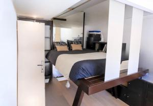 a bedroom with a bed and a desk in it at La petite Venise des Alpes, Ultra centre 1 à 5 Pers in Annecy