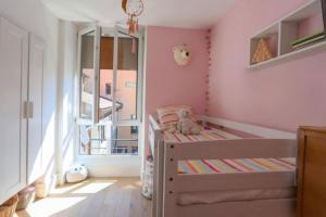 a childs bedroom with pink walls and a bed at La petite Venise des Alpes, Ultra centre 1 à 5 Pers in Annecy