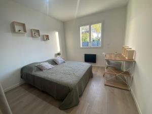 ein Schlafzimmer mit einem Bett und einem Fenster in der Unterkunft Maison Familiale et chaleureuse ALBI in Lescure-dʼAlbigeois