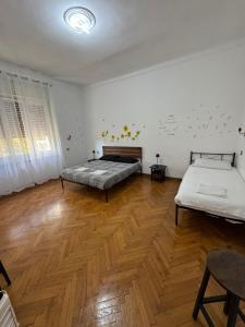 Dock Bay في ترييستي: غرفة بسريرين وارضية خشبية