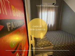 Habitación con 1 dormitorio con cama y tabla de surf. en Lar Schmidt, en Torres