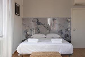 Postel nebo postele na pokoji v ubytování RRRapido Holy Suites and Rooms - Via Sardegna