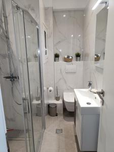 Ένα μπάνιο στο Elegant Renovated 3-bedroom appartment in Maroussi