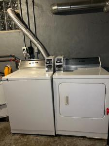 Charming 1 BR Apt 6 miles from Downtown!的厨房或小厨房