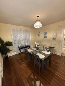 辛辛那提Charming 1 BR Apt 6 miles from Downtown!的有桌子和椅子的餐厅