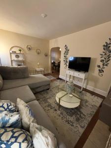 Charming 1 BR Apt 6 miles from Downtown!的电视和/或娱乐中心