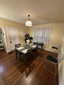 辛辛那提Charming 1 BR Apt 6 miles from Downtown!的有桌子和椅子的餐厅 更多6张照片