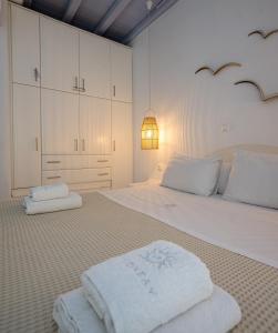Postel nebo postele na pokoji v ubytování BLUE DAISY House, Ornos, by MyconBay Mykonos