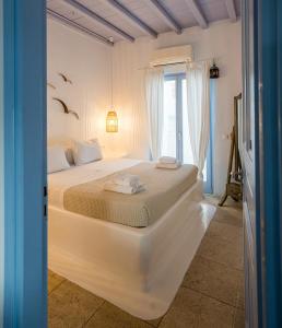 Postel nebo postele na pokoji v ubytování BLUE DAISY House, Ornos, by MyconBay Mykonos