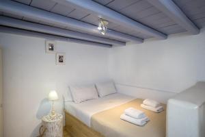 Postel nebo postele na pokoji v ubytování BLUE DAISY House, Ornos, by MyconBay Mykonos