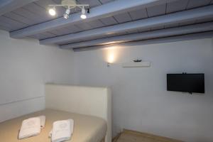 TV a/nebo společenská místnost v ubytování BLUE DAISY House, Ornos, by MyconBay Mykonos
