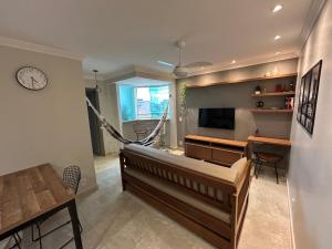 un soggiorno con divano e amaca di Apartamento 1 quarto - Taguatinga Centro - Lazer Completo, Garagem, ao lado do metrô a Brasilia