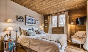 une chambre avec un grand lit et une fenêtre dans l'établissement Chalet prestige Saint Gervais les Bains, à Saint-Gervais-les-Bains