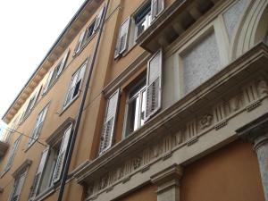 a building with windows on the side of it at B&B Quo Vadis Arena in Verona