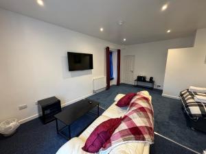 TV a/nebo společenská místnost v ubytování Grant Arms Hotel
