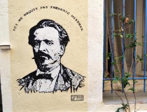 ein Gemälde eines Mannes an der Seite einer Wand in der Unterkunft Charmante maison centre historique d'Arles in Arles