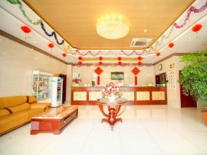 un salon avec un canapé et une table dans l'établissement GreenTree Inn Suzhou Exhibition Center Express Hotel, à Suzhou