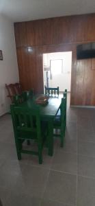 une table verte et des chaises dans une pièce dans l'établissement Casa Tierra del Fuego, à Santa Rosa