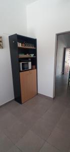 Cette chambre comprend une cuisine équipée d'un four micro-ondes. dans l'établissement Casa Tierra del Fuego, à Santa Rosa