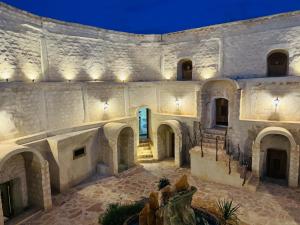 an exterior view of a building at night at Hôtel les berbérs in Matmata