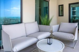 Foto dalla galleria di Luxury 3BD study in Missoni with private elevator a Dubai