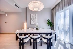 Foto dalla galleria di Luxury 3BD study in Missoni with private elevator a Dubai