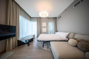 Foto dalla galleria di Luxury 3BD study in Missoni with private elevator a Dubai
