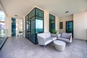 Foto dalla galleria di Luxury 3BD study in Missoni with private elevator a Dubai