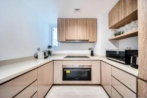 Foto dalla galleria di Luxury 3BD study in Missoni with private elevator a Dubai
