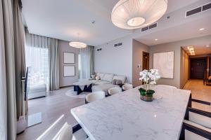 Foto dalla galleria di Luxury 3BD study in Missoni with private elevator a Dubai