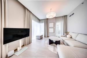 Foto dalla galleria di Luxury 3BD study in Missoni with private elevator a Dubai