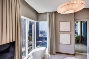 Foto dalla galleria di Luxury 3BD study in Missoni with private elevator a Dubai