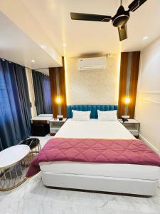 Vedika resort loadging and boarding客房内的一张或多张床位