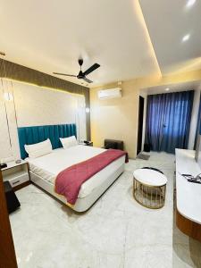 Vedika resort loadging and boarding客房内的一张或多张床位