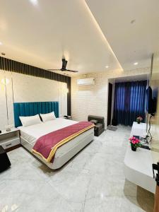 Vedika resort loadging and boarding客房内的一张或多张床位