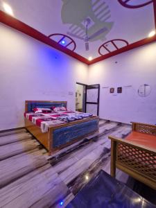 Postel nebo postele na pokoji v ubytování Shree Shyam Palace HOMESTAY near RamJanmbhoomi