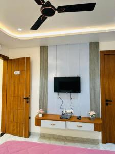 Vedika resort loadging and boarding的电视和/或娱乐中心